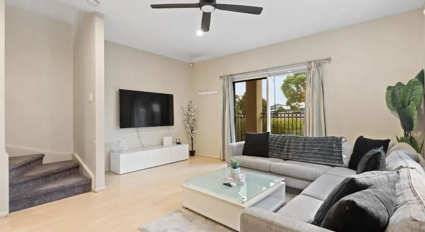 Spacious 3 Bedroom Family Home near Lake & UniSA - Image 1