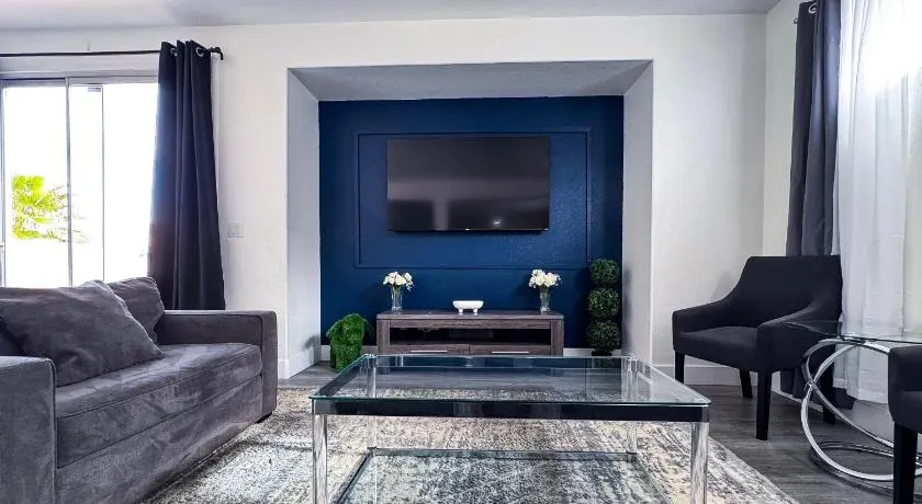 Spacious 3-Bed Family Retreat WiFi & Parking - Image 1