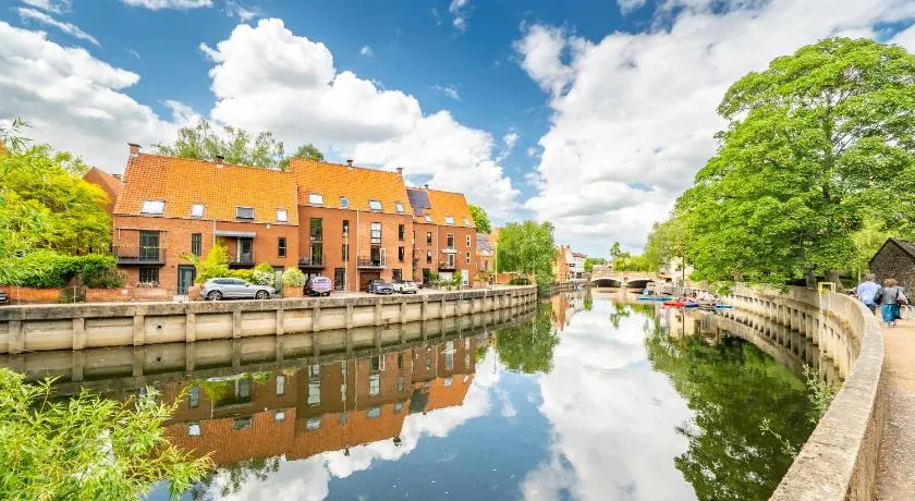 Swift Host - Friars Quay - Riverside - Sleeps up to 8 - Free Parking - City Centre - Image 1