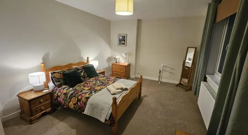 Spacious 2 Bedroom Flat in Coatbridge - Image 1