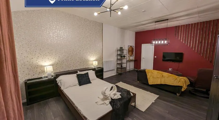 Cozy 1 Bed Apartment with Kitchen in Town - Image 1