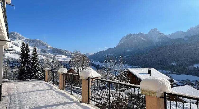 Large 3 bed apartment with mountain views, pool and gym - Image 1