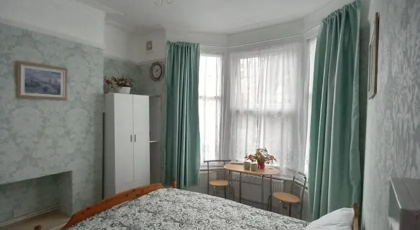 Mari London Holiday Room - Image 1