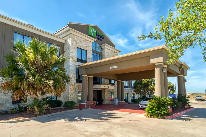 Holiday Inn Express and Suites Beeville by IHG - Image 1