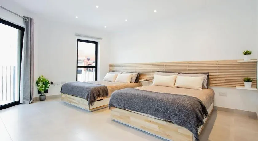The Residence City Centre - Modern Family Apartment with Rooftop Pool & Terrace - Children stay for Free - Image 1