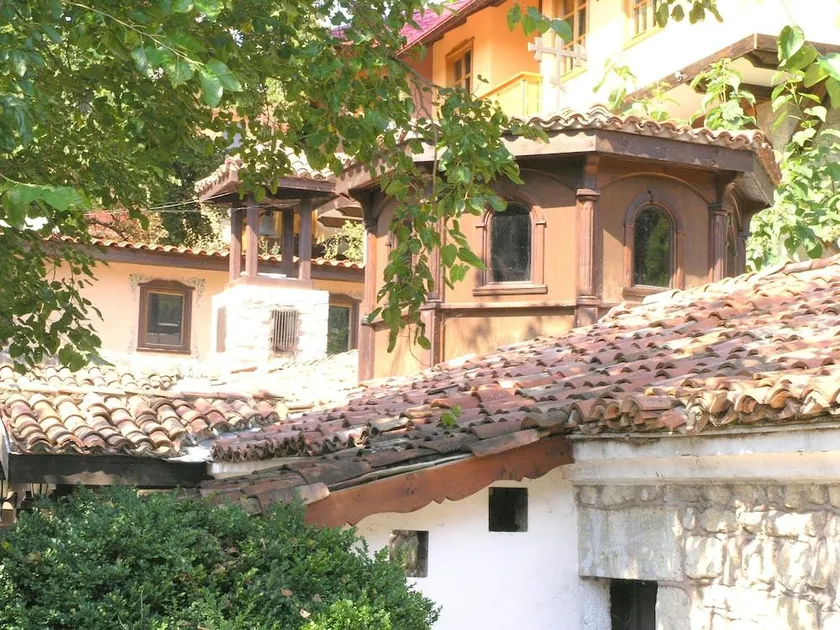 Estreya Palace & Residence - Image 1