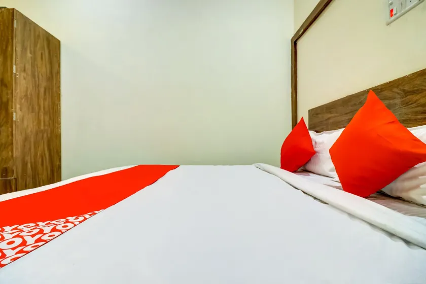 OYO 76423 Ashoka Hotel And Guest House - Image 1
