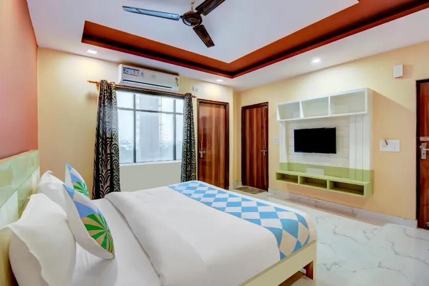 Shri Drona Hotel - Image 1