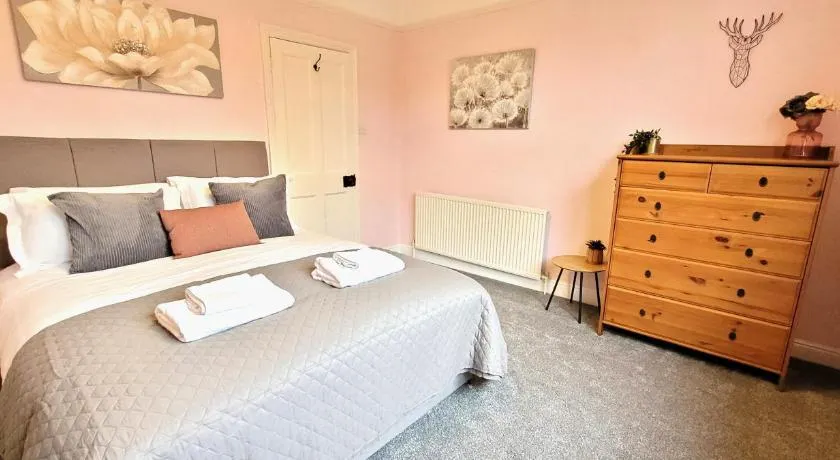 Hartoft St - 2 bed near river - Image 1