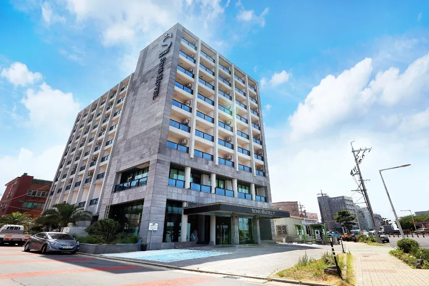 Sims Hotel - Image 1