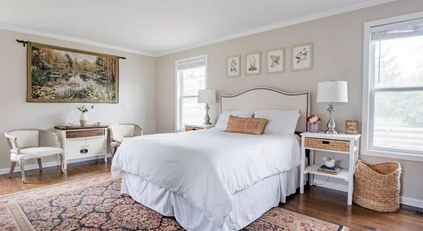 The Country Cottage, Charming 1-Acre Country Escape Near Historic Downtown Franklin - Image 1