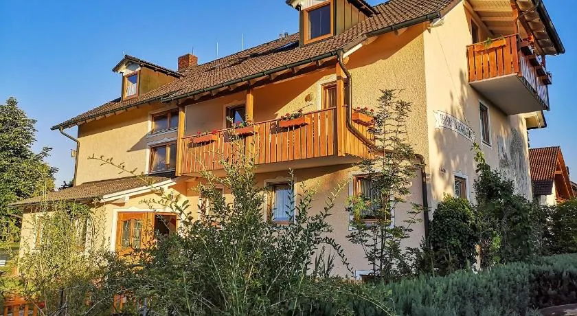 Chambre privée avec terrasse, piscine et jardin | Vue jardin - Image 1