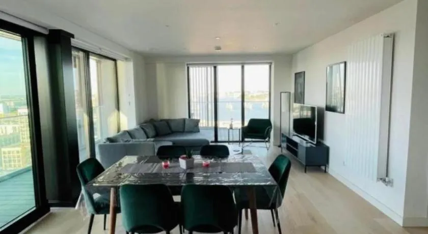 Riverside Rooms and Apartments - Image 1