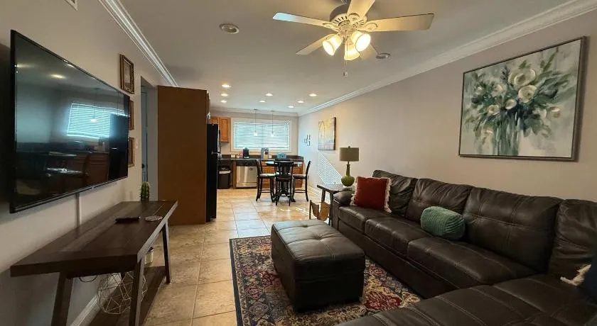 Tiger Stadium - Parking - Pool - WD - Bedroom TV - Image 1