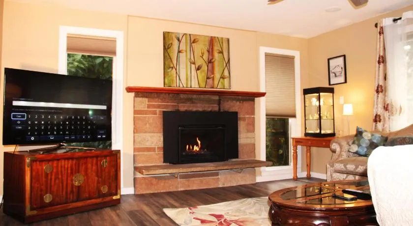 Roomy 2 bedroom 1 bath with private entrance, with fenced yard, and sports court - Image 1