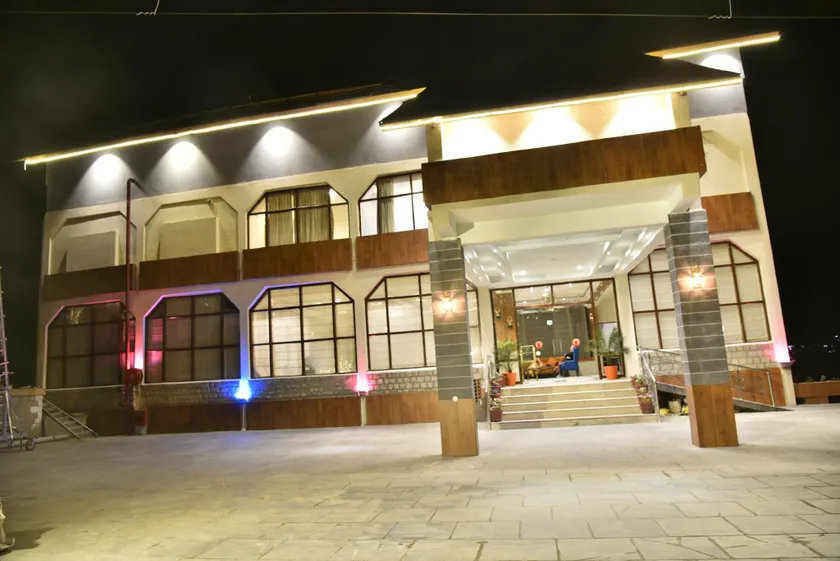 Hotel Snowcrests Manor - Image 1