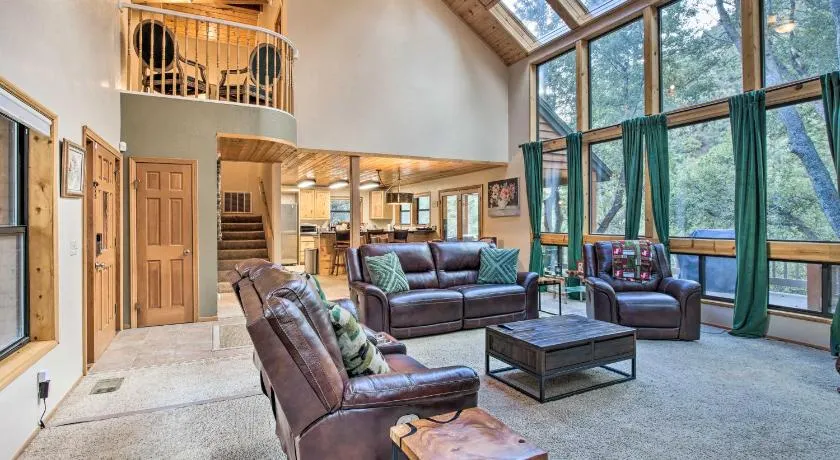 Spacious Pine Mountain Club Cabin w/ Fire Pit - Image 1