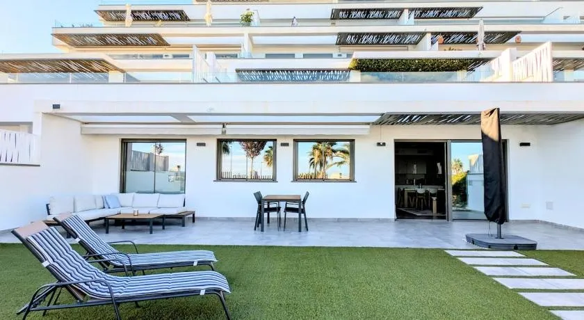 Apartamento frente a la piscina, gran jardín y vistas al mar - Image 1