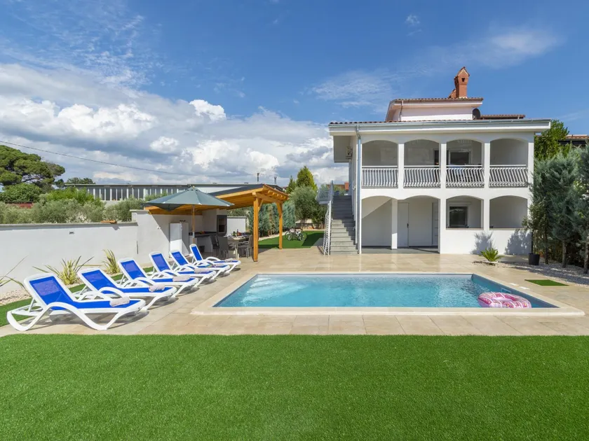 Relaxing Villa near Porec with Pool - Image 1