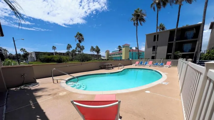 Island Condo 1st Floor Pool Patio - Image 1