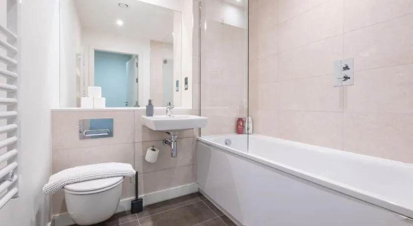 Modern townhouse, Pool Table, Free Parking, Sleeps 8 - Image 1
