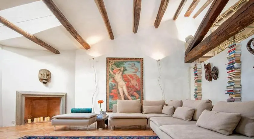 Ghetto Luxury Design Apartment - Image 1