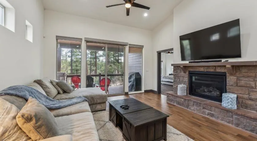 Scenic Golf Retreat with Modern Comforts & Fireplace townhouse - Image 1