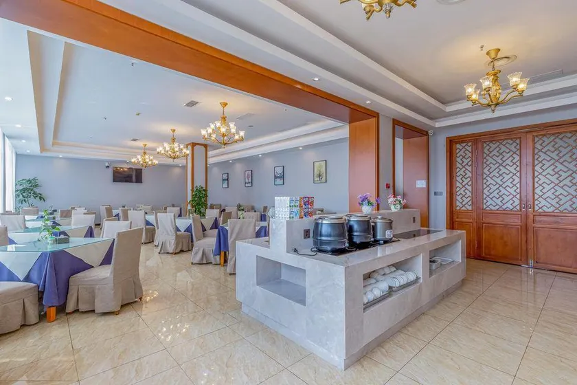 Yinhuang Holiday Hotel - Image 1