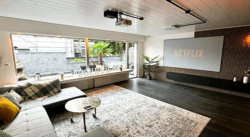 Geräumiges Apartment mit XXL Leinwand I Parkplatz I WiFi - Image 1