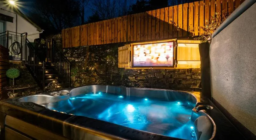 Stunning cottage Grade 2 listed with parking and Hot Tub - Image 1