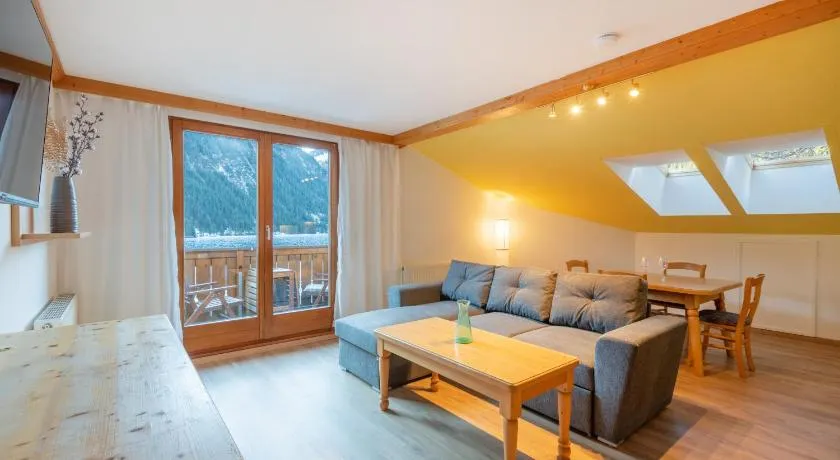 Lakeside Apartments - Image 1