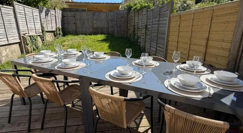Charlie Langley Properties - Sleeps 10 - Image 1