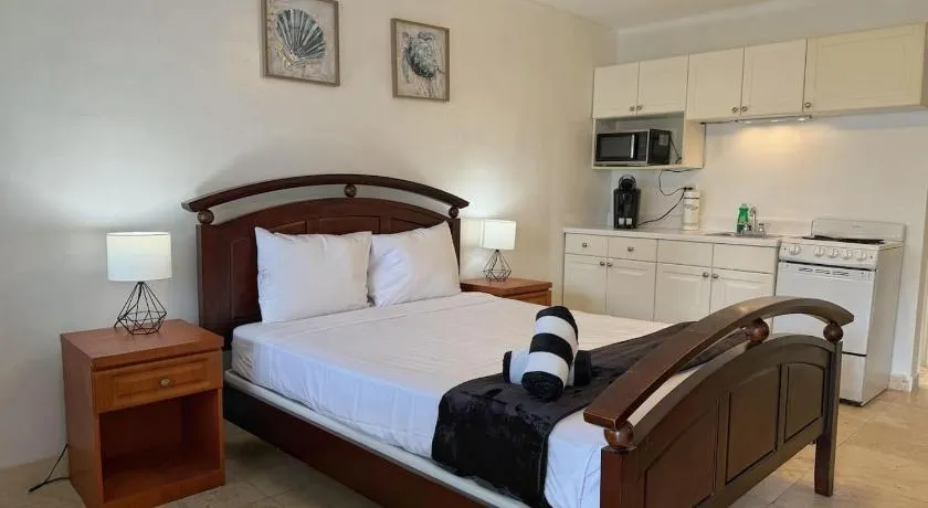 Stylish Beach Studio with Pool Apt14 - Image 1