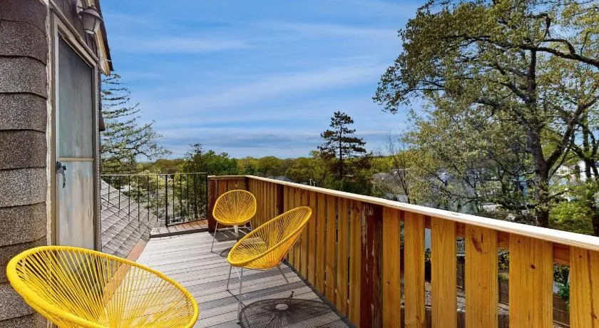 3 Mi to Franklin Park Zoo! Bright Residential Stay - Image 1