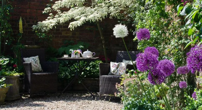 The Hollies Bed and Breakfast - Image 1
