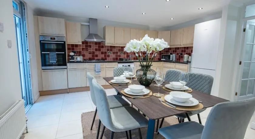 Family-Friendly 3-Bed Home Downstairs Bath & Bed Perfect Long Stays NW3 - Image 1