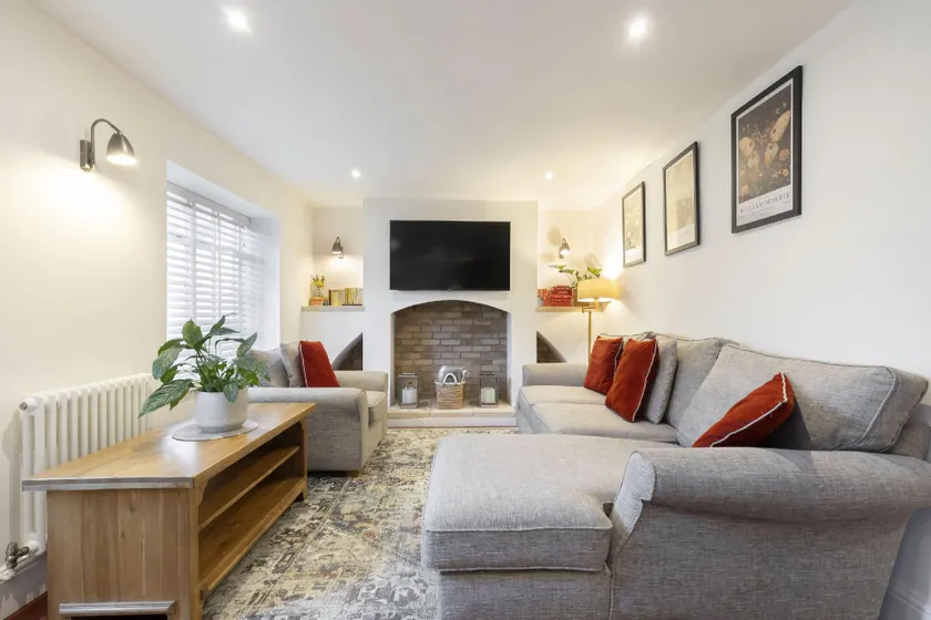 Charming Two Bedroom Apartment in Fairview - Image 1