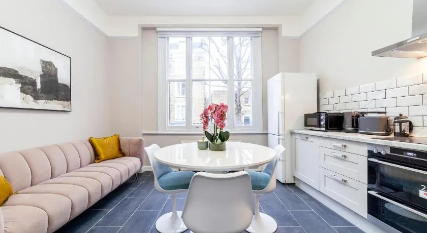 Vibrant 2 BR flat in Victorian house, Earl's Court - Image 1