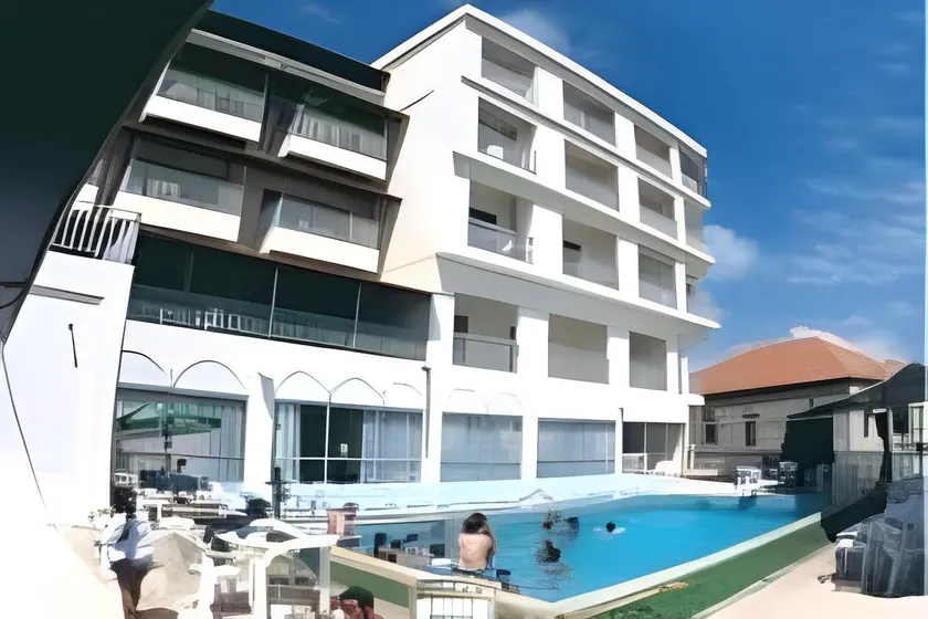 Le Crillon - Image 1