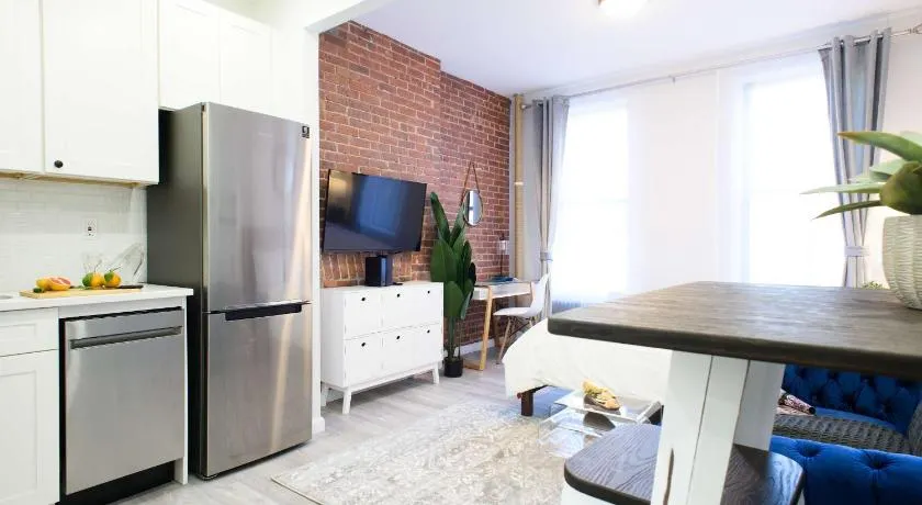 240-6 NEW STUDIO Prime Location W&D in unit - Image 1