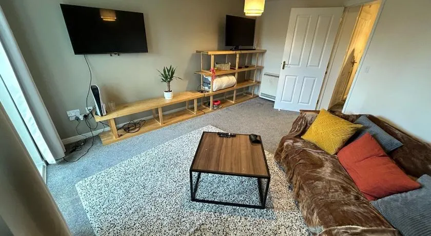 Spacious 2-Bedroom Flat Near Shops & Transport - Image 1