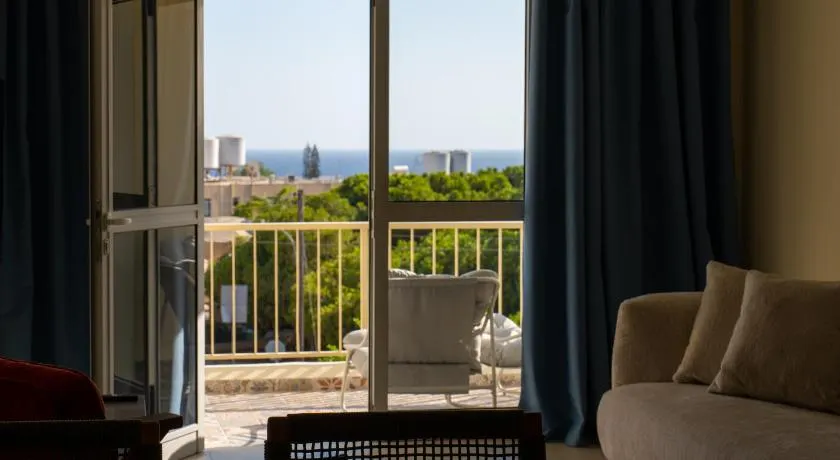 Seaview apartment newly renovated to high quality - Image 1