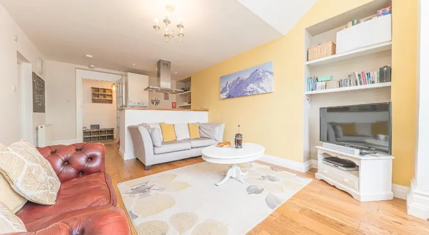 Enjoy relaxing family breaks in this central Ambleside apartment with parking - Image 1