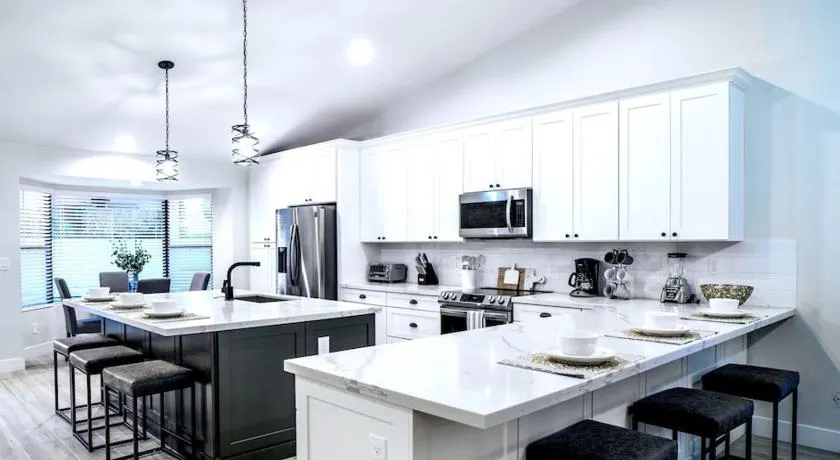 Beautiful 5-Bdrm Vacation Home WHeated Pool - Image 1