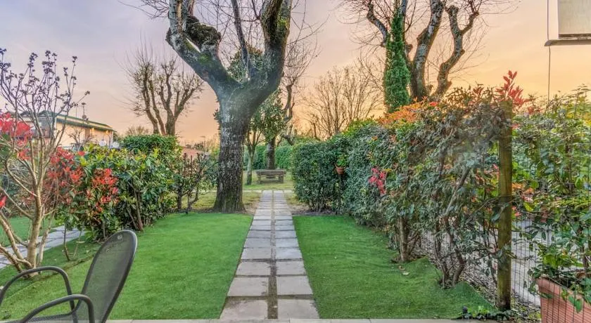 Vacation paradise in Iseo Lake with many pools - Image 1