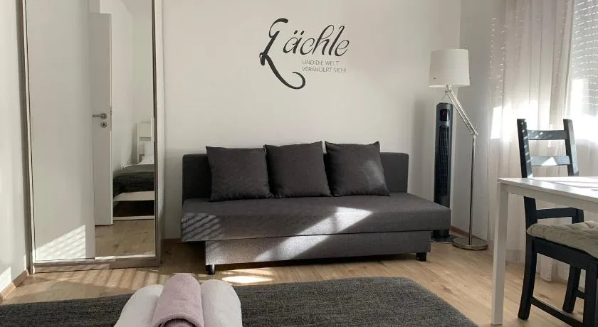 Top Modernes 1-Zimmer-Apartment mit Küche, Parkplatz, kostenfreiem WLAN und Netflix - Image 1