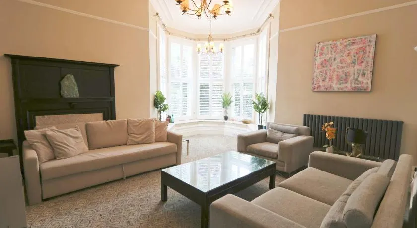 Two bedroom ground floor flat in Clifton Village - Image 1