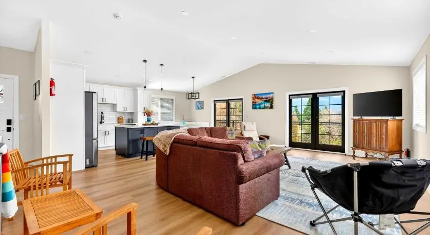 Modern Gorge Retreat Steps from River & Hiking - Image 1