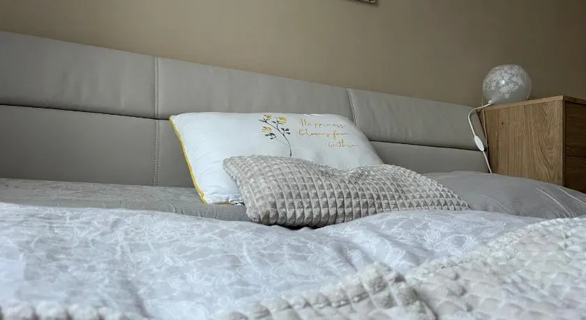COZY apartment in GREAT location - Image 1