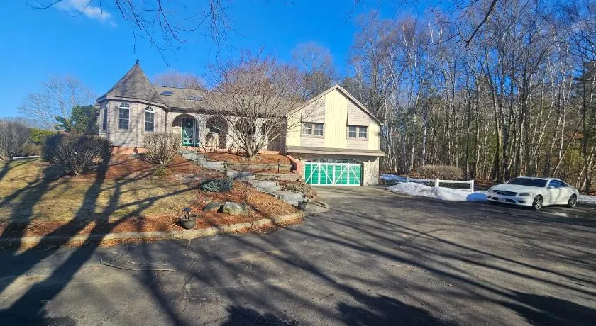 Dracut Executive Rooms with Kitchen & Bath, Parking, Spacious & Comfortable - Image 1